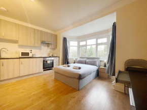 Large Cosy Property 15min from Central London